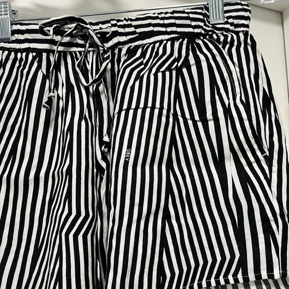 Obey no 89 Ruckus white black stripe short pockets Small - Picture 2 of 4